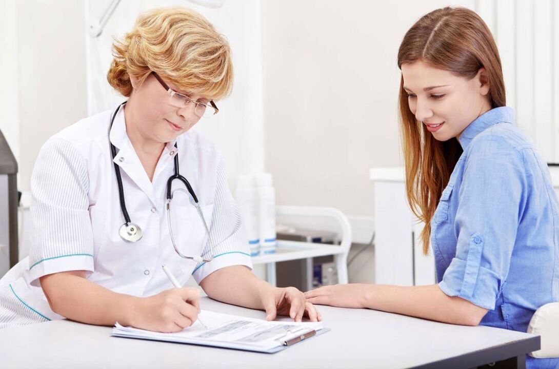 Para diagnosticar la cistitis, el médico prescribirá pruebas de diagnóstico a la mujer.
