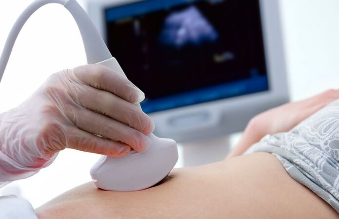 El examen ecográfico de la vejiga puede ayudar a diagnosticar la cistitis en una mujer.