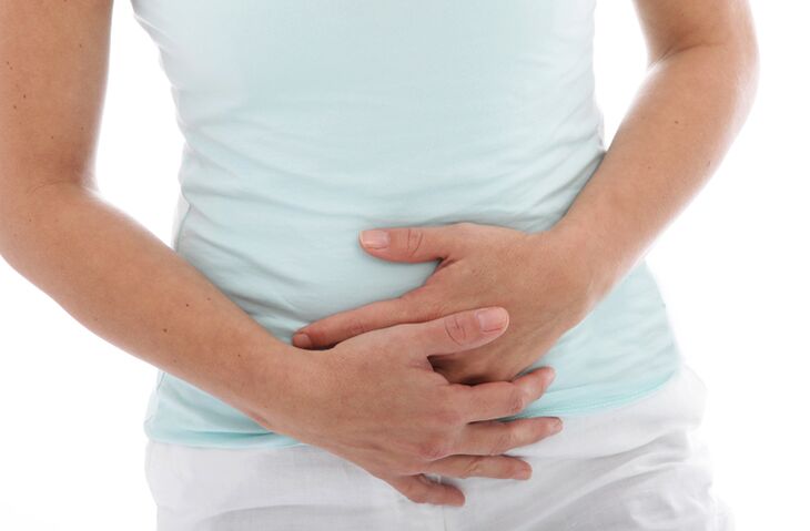 Uno de los signos de cistitis en una mujer es un dolor persistente en la parte inferior del abdomen.